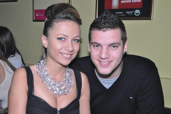 Čiji je veći?! Zvezda Granda na predivan način otkrio da postaje otac! A onda rekao i pol bebe!  (FOTO)