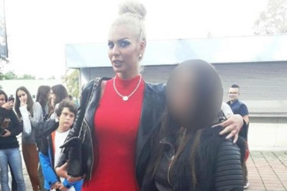 Espreso odveo Avu Karabatić na Sajam knjiga: Starleta napravila veći haos od Zorannah prošle godine!