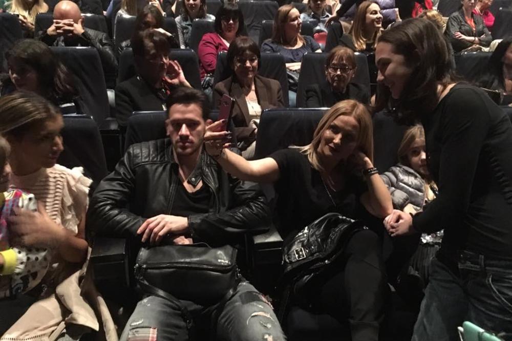 Jelena pevala, a oni u tami Sava Centra: Goca i Raša čekali da se ugasi svetlo, pa se dohvatili nasred koncerta! (FOTO)