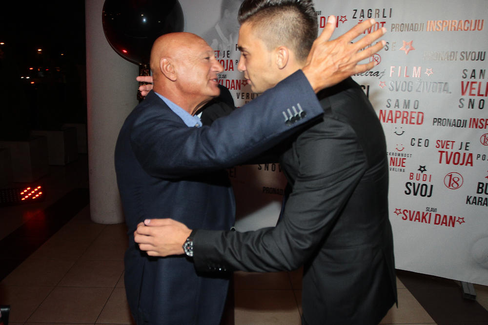 Devojke poludele! Šabanov unuk je prava šmekerčina! (FOTO)