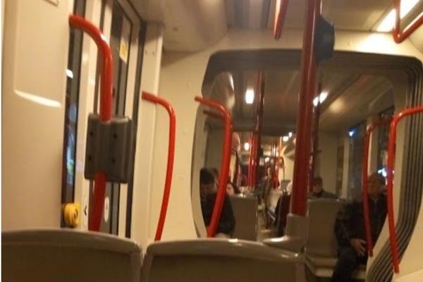 BILI SMO U BEOGRADSKOM TRAMVAJU UŽASA: Zgadio nam se život, ovo je mnogo i za Srbiju! (FOTO)