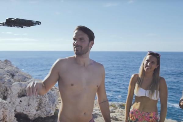 BACITE SELFI ŠTAP! Ovu stvarčicu ne morate da držite jer vas prati u stopu! (VIDEO)