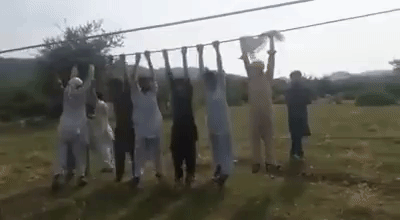 SAMO U PAKISTANU: Koriste dalekovode kao zamenu za luna-park! (VIDEO)