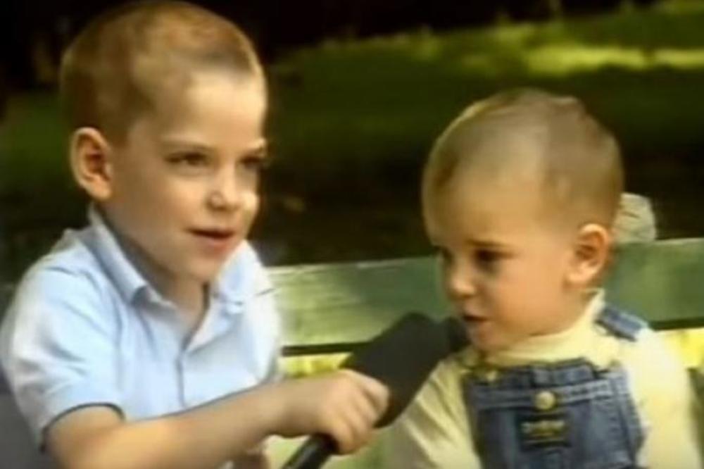 Jesi video patuljka? Legendarna dva dečaka sada su odrasli muškarci i to kakvi! (VIDEO)