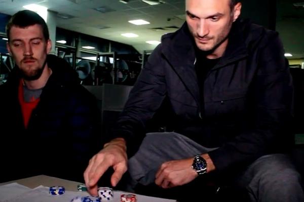 Urnebesni video sa Zvezdinim košarkašima: Kome nije prvi put da ukrade pehar? (VIDEO)