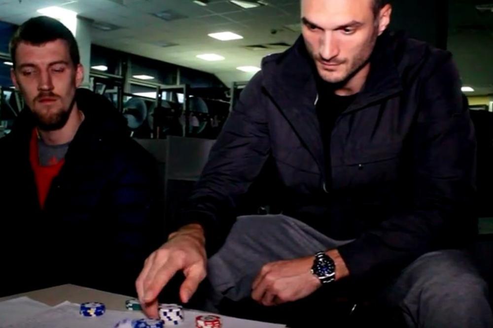 Urnebesni video sa Zvezdinim košarkašima: Kome nije prvi put da ukrade pehar? (VIDEO)