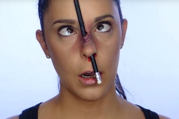 Šta uradi, crna ti?! Nabila olovku u nozdrvu i probila nos! (VIDEO)