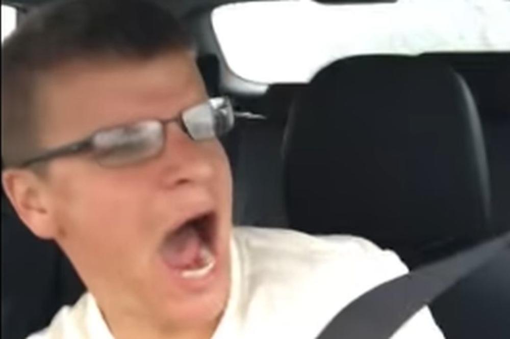 End nau maj laaajf....Pevao, pevao, pa se zakucao! Ovo je napopularniji vozač na netu, evo i zašto! (VIDEO)
