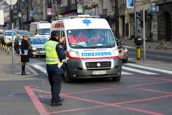 Krvava noć u Beogradu: Osam povređenih u tučama i udesima, dva mladića ubodena nožem!