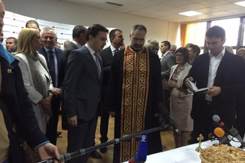 SNS SLAVI SVETU PETKU: Bogata trpeza, slavski kolač i važni gosti (FOTO) (VIDEO)