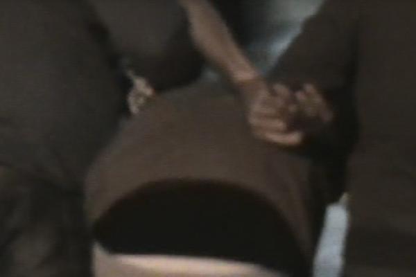 FILMSKO HAPŠENJE U NS: Preskaču ogradu, upadaju u kuću i hapse sina koji je unajmio trojicu plaćenika da mu UBIJU OCA! (VIDEO)