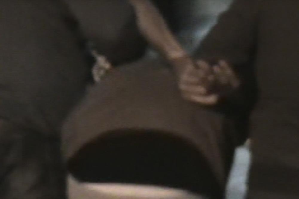 FILMSKO HAPŠENJE U NS: Preskaču ogradu, upadaju u kuću i hapse sina koji je unajmio trojicu plaćenika da mu UBIJU OCA! (VIDEO)