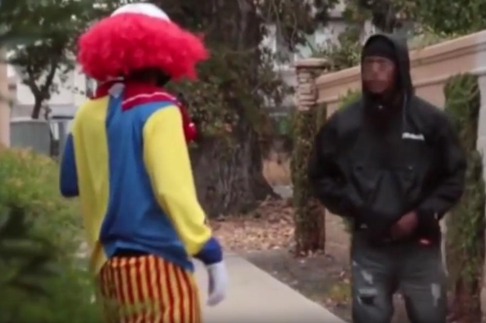 Kad ZLI KLOVN naleti na JOŠ GOREG! Posle ovog mu je nos stvarno bio crven - od KRVI! (VIDEO)