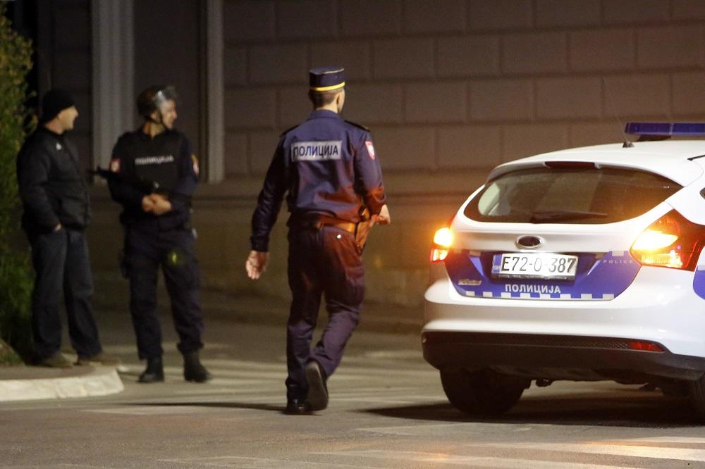 PRENERAZLILI SE: Narkoman upao u prodavnicu obliven krvlju, radnici ga isterali!