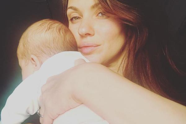 NJENE REČI ĆE IZNERVIRATI MNOGE! MANEKENKA je dojila BEBU U JAVNOSTI, a onda su je IZVREĐALI! SADA SE OGLASILA