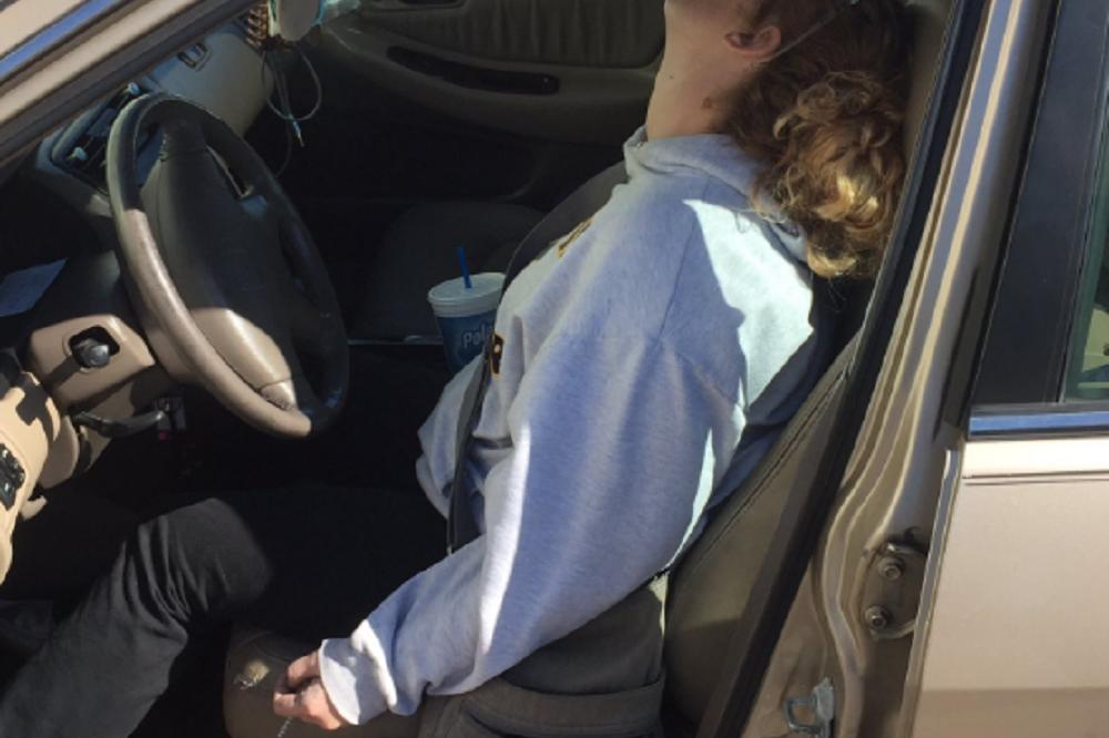 PREDOZIRALA SE PRED SINOM U KOLIMA: Policija pronašla uplakano dete na zadnjem sedištu!