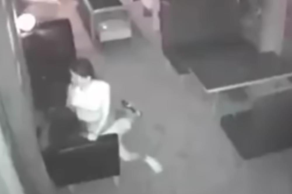 UHVAĆENI NA DELU! Konobarica snimljena tokom seksa sa mušterijom, a onda je uletela i koleginica! (VIDEO)