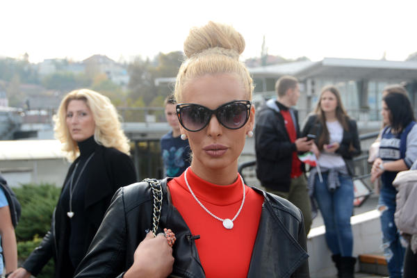 PALA JOŠ JEDNA STARLETA! Osuđena Ava Karabatić, VIKALA I PRAVILA HAOS NA SUDU! (FOTO)