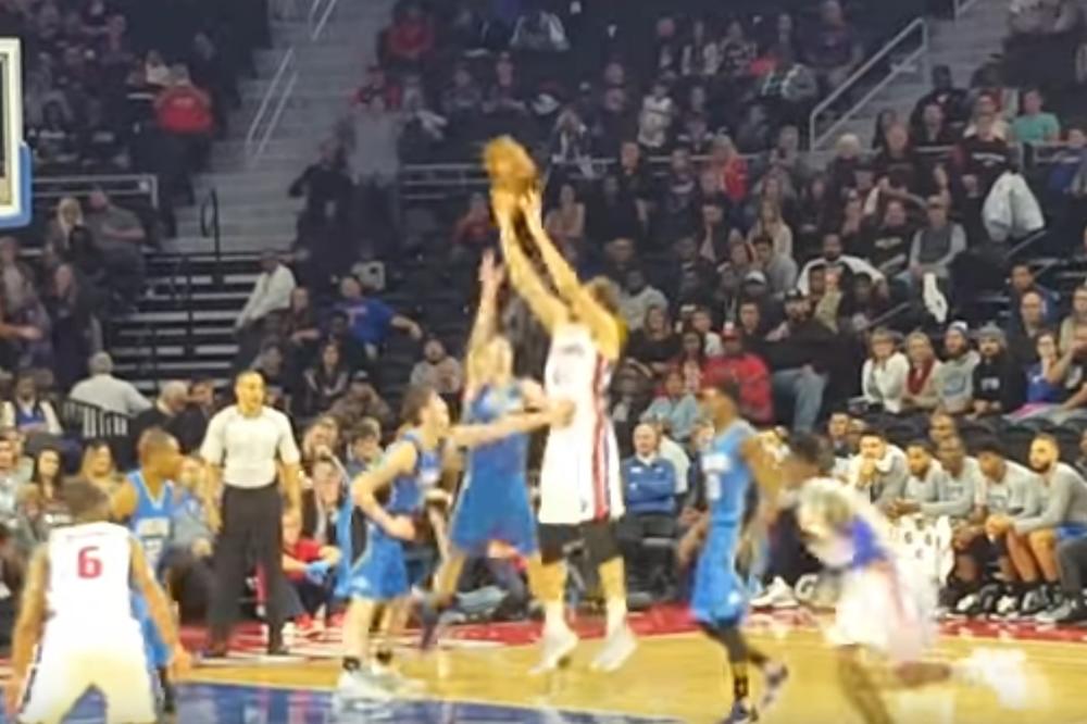 Samo što je ušao u igru, Bobi je postigao prve poene za Detroit, a publika je načisto poludela! (VIDEO)