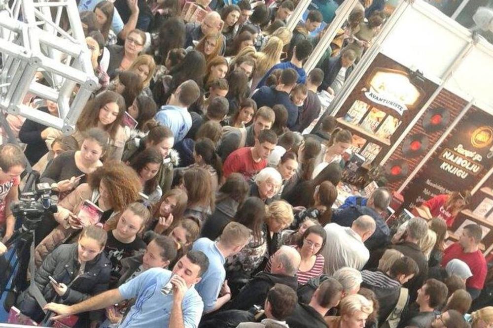 I OVE GODINE DOMINIRA: Zorannah izazvala ludnicu na Sajmu knjiga, devojčice čekaju u redovima! (FOTO)