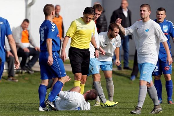 Kako to izgleda kada jedan od najboljih svetskih sudija sudi utakmicu nižih rangova? (FOTO)