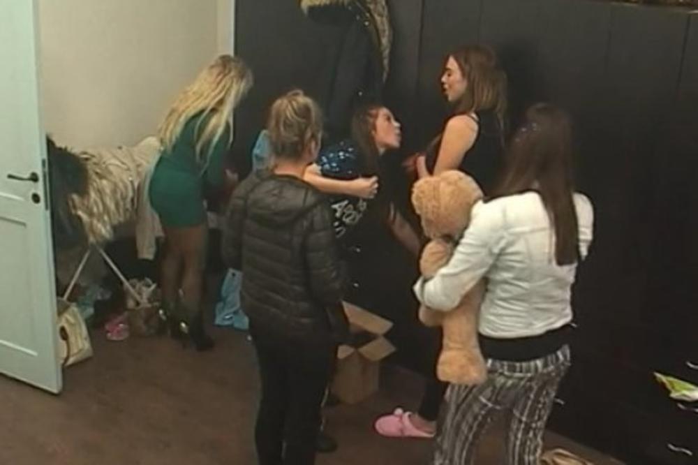 TAKO TO IZGLEDA KAD SE SNAJKE DOVATE: Tuča u rijalitiju, palo čupanje i udaranje! (FOTO)