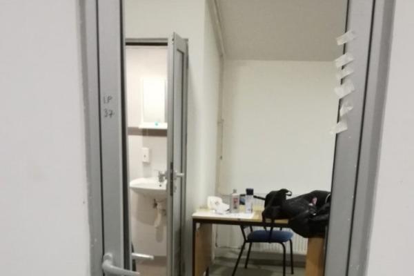 BRUKA I SRAMOTA: Igrači Vojvodine povileneli i ruinirali svlačionicu Radničkog! (FOTO)