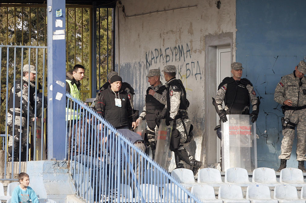 Navijački rat na Karaburmi: Brutalna tuča navijača na meču OFK Beograd - Zemun! (FOTO)