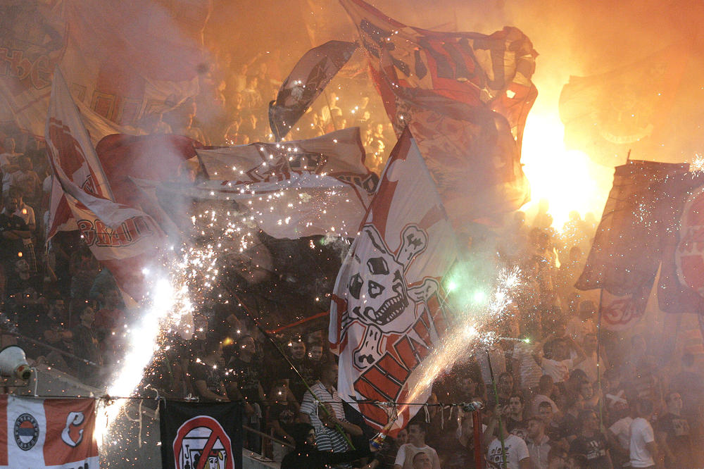 Pamte li Delije ovakvu čast? Nikada se barjak Zvezde nije vijorio na ovom mestu! (VIDEO)