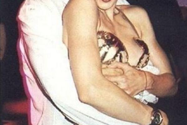 Ugrabila piletinu: Pevačica u vezi sa 14 godina mlađim glumcem! (FOTO)