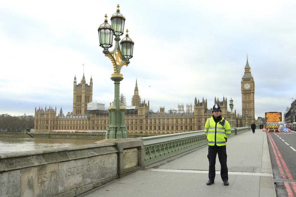 LAŽNA UZBUNA U LONDONU! Evakuisan britanski parlament zbog navodnog požara!