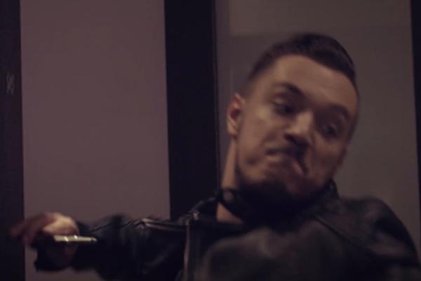 Besan Gastoz razbio telefon zbog seksi cice! A onda mu je novi kupila... (VIDEO)