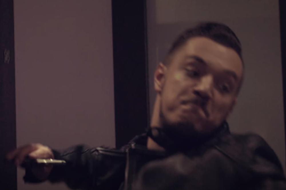 Besan Gastoz razbio telefon zbog seksi cice! A onda mu je novi kupila... (VIDEO)