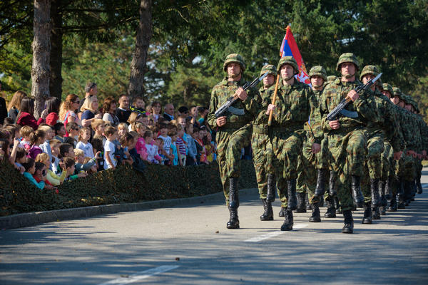 ODAZOVI SE ILI TE ČEKA ZATVOR! Vojni pozivi stigli širom Beograda, građani U PANICI!