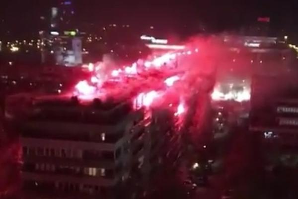 DELIJE ZAPALILE NOVI BEOGRAD: Spektakularna bakljada i vatromet za rođendan! (VIDEO)