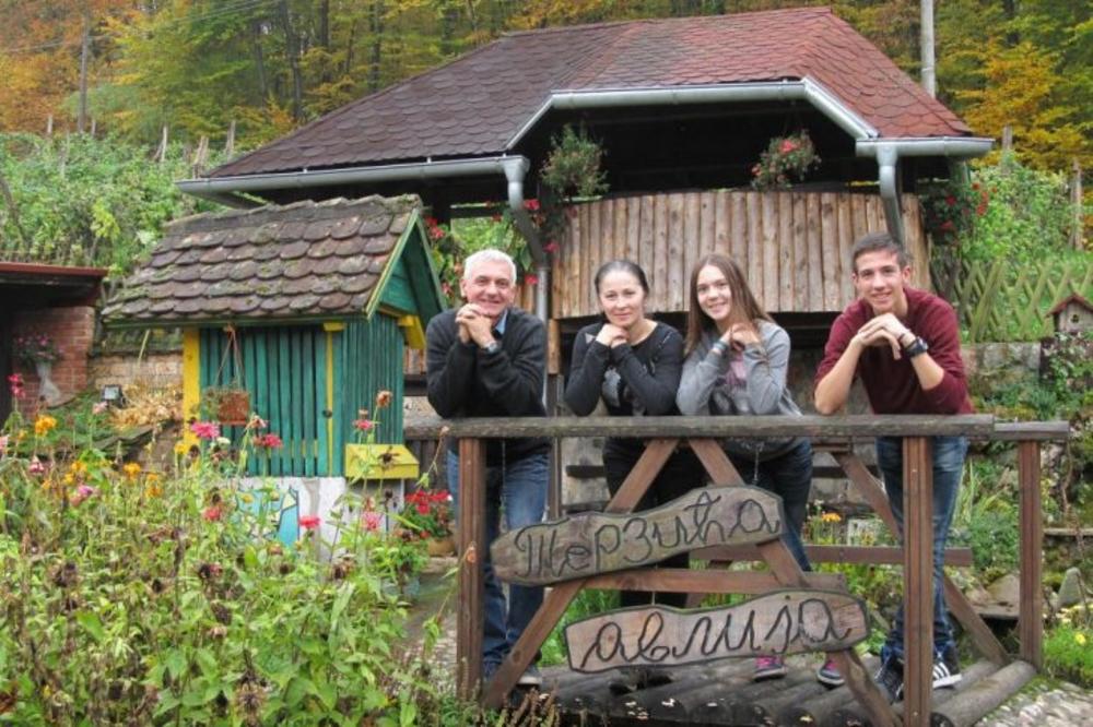 ONI SU OSTVARILI SRPSKI SAN: Već 10 godina ŽIVE U SELU, a povratak u grad nije im NI NA KRAJ PAMETI! (FOTO)