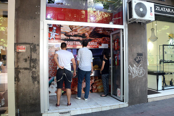 STUDENT NIKOLA GESTOM ODUŠEVIO BEOGRAĐANE: Počeo da radi u brzoj hrani i to nije sve! "Bravo momčino!"