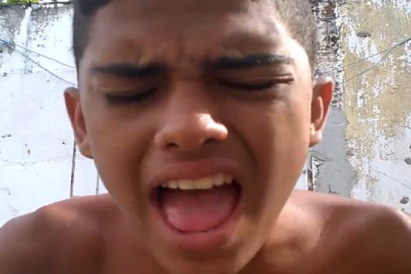 Kad on peva to je PRAVA KAZNA! Na kraju je i njega stigla kosmička PRAVDA! (VIDEO)