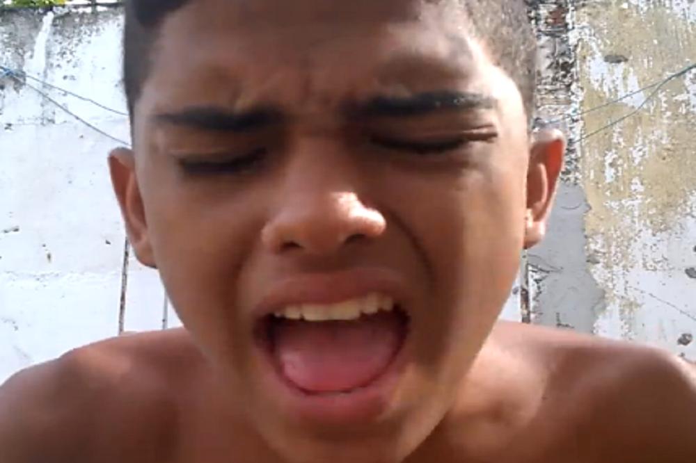 Kad on peva to je PRAVA KAZNA! Na kraju je i njega stigla kosmička PRAVDA! (VIDEO)