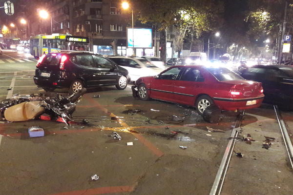 KRV PO CELOJ ULICI, HOROR U BEOGRADU: Jeziva nesreća u centru, ljudi ZGRANUTI! (FOTO)