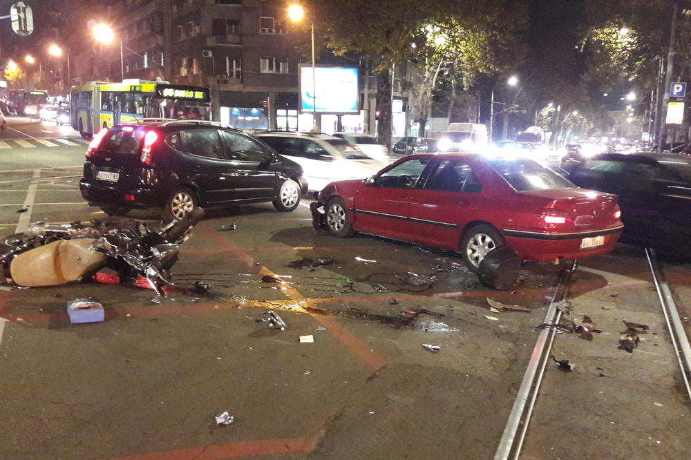 KRV PO CELOJ ULICI, HOROR U BEOGRADU: Jeziva nesreća u centru, ljudi ZGRANUTI! (FOTO)