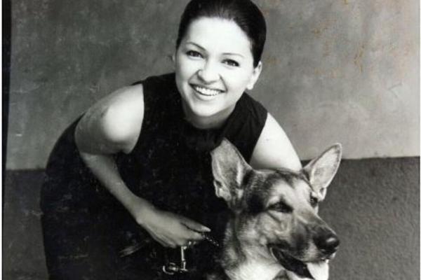 Plavuša, smeđokosa, a sada je crvenokosa. Slušate je svaki dan, znate li o kome je reč? (FOTO)