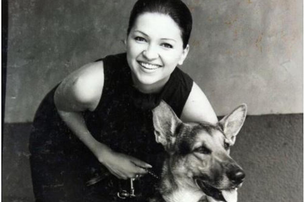 Plavuša, smeđokosa, a sada je crvenokosa. Slušate je svaki dan, znate li o kome je reč? (FOTO)