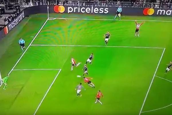 PSV poveo protiv Bajerna, ali samo jer mora da je pomoćni sudija gledao neku ribu na tribinama! (VIDEO)