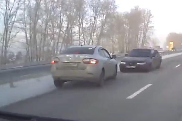 SUDARILI SE PRI PUNOJ BRZINI NA AUTO-PUTU: Snimak jezive nesreće obišao ceo svet (VIDEO)