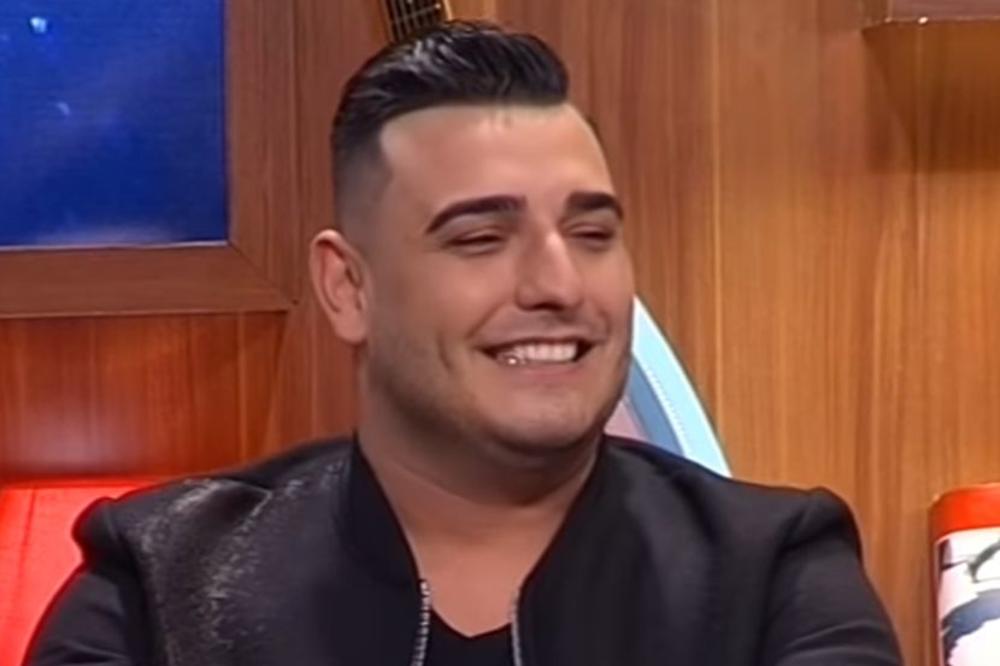 Ovo je još veći blam od laganja kad je imao sex: Narukvicu Darka Lazića ne bi nosio niko pri čistoj svesti! I zdravoj pameti! (FOTO) (VIDEO)