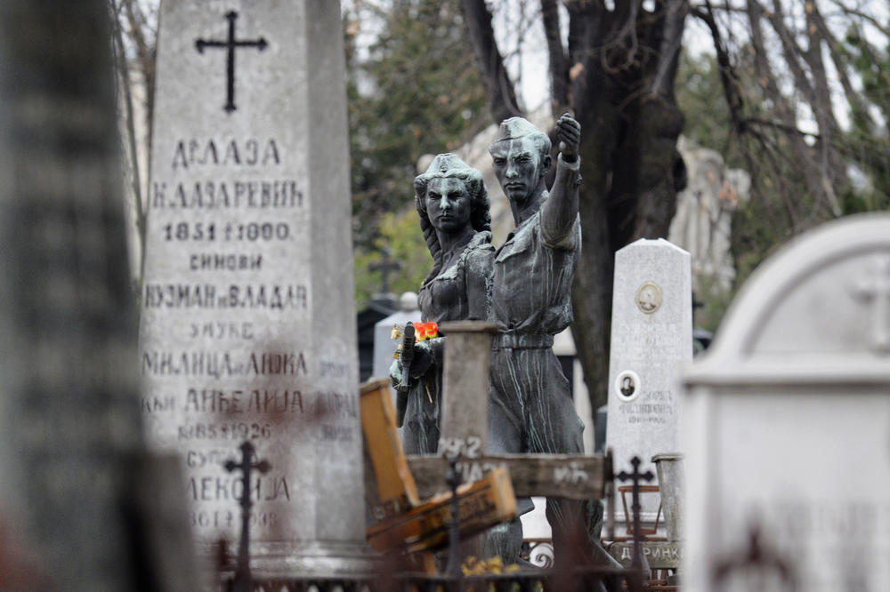 SRAMNO obaveštenje na pravoslavnom groblju u KNINU: Dugujete pare za grobno mesto, zato vam ga ODUZIMAMO! (FOTO)
