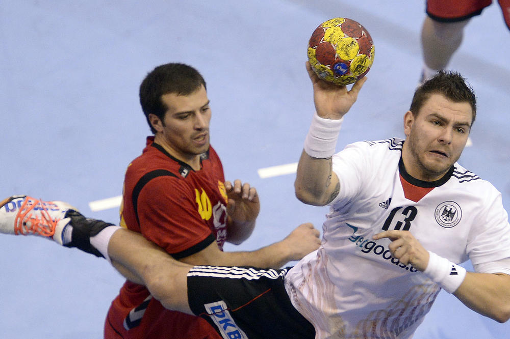 SKANDAL U CRNOJ GORI: Besni igrač sa ortacima upao na trening reprezentacije i napao srpskog trenera!