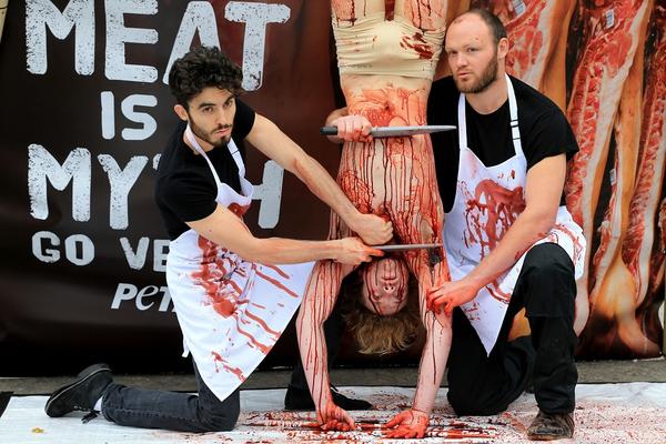 KOLJU ČOVEKA nasred ulice! Ovim krvoprolićem poslali su ŽESTOKU PORUKU! (VIDEO)