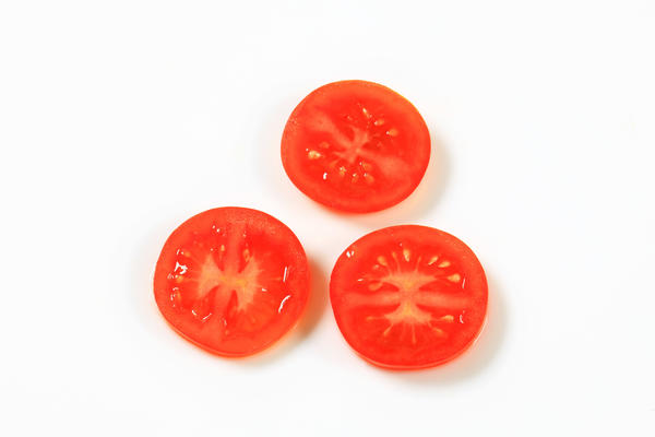 ISTRLJALA SAM PO LICU SVEŽE ISEČEN PARADAJZ I RADILA TO 1 MINUT: Ovo je neverovatan efekat koji sam postigla!